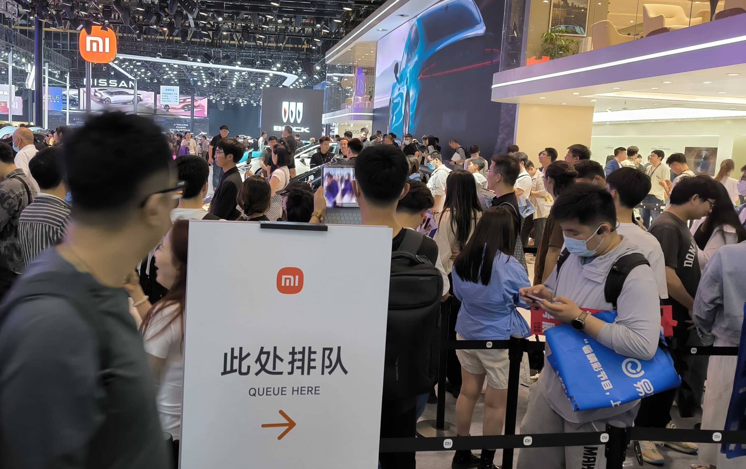 People queue hours to see Xiaomi SU7 closer at Beijing Auto Show [Report]