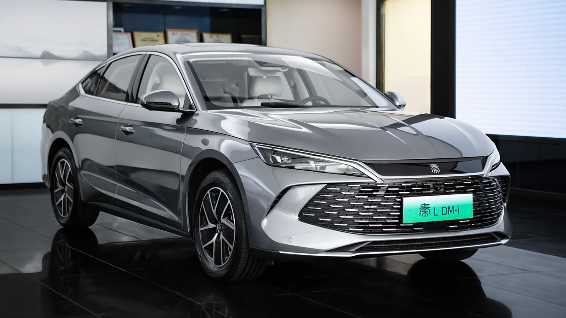 BYD Qin L plug-in hybrid sedan arrived at dealers in China before the launch