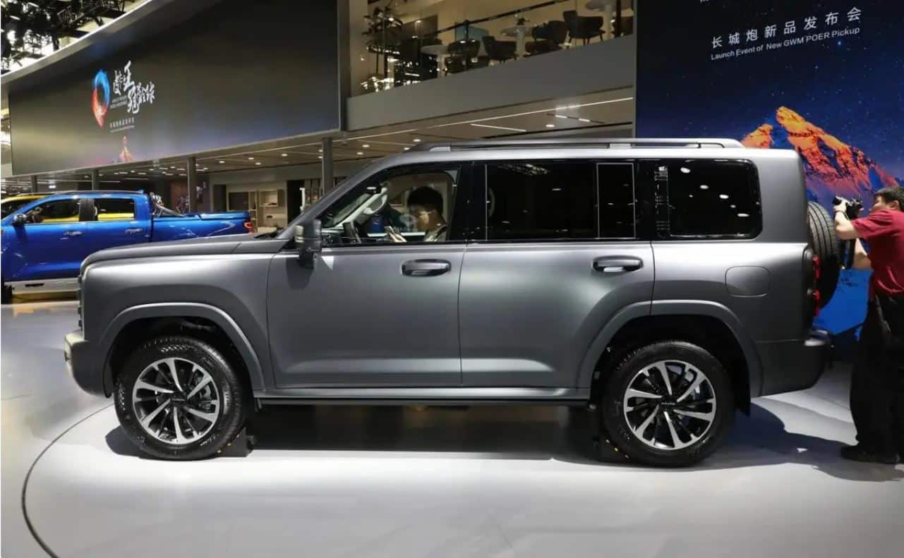 New Haval H9 with square headlights spied in China