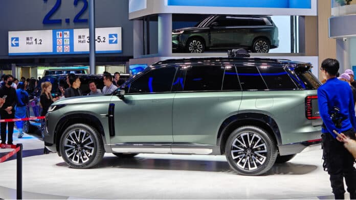 GAC Trumpchi S7 revealed in China with a 2.6-meter light strip