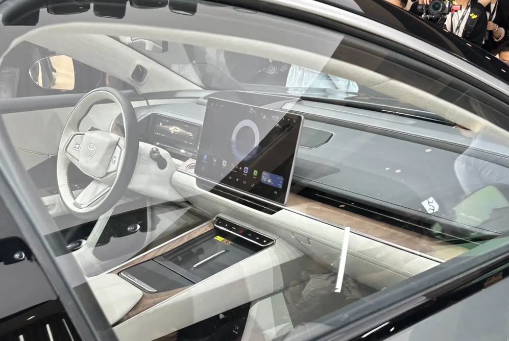 Toyota bZ7 is the first joint venture car with Huawei HarmonyOS in ...