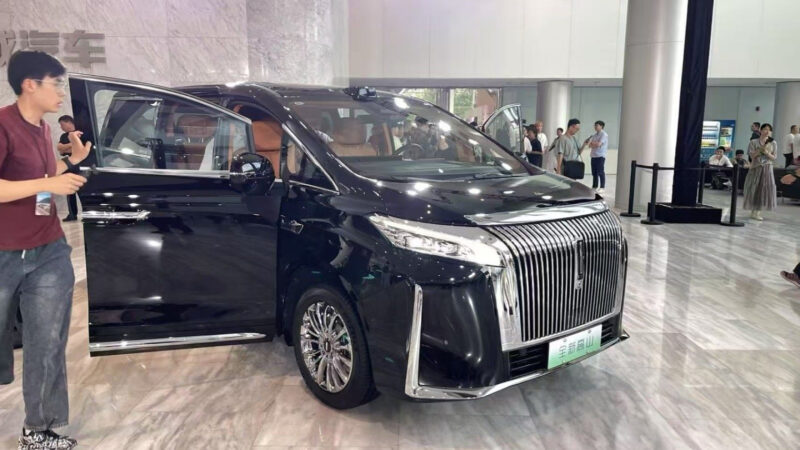 GWM launched a luxury plug-in hybrid MPV series under the Wey brand