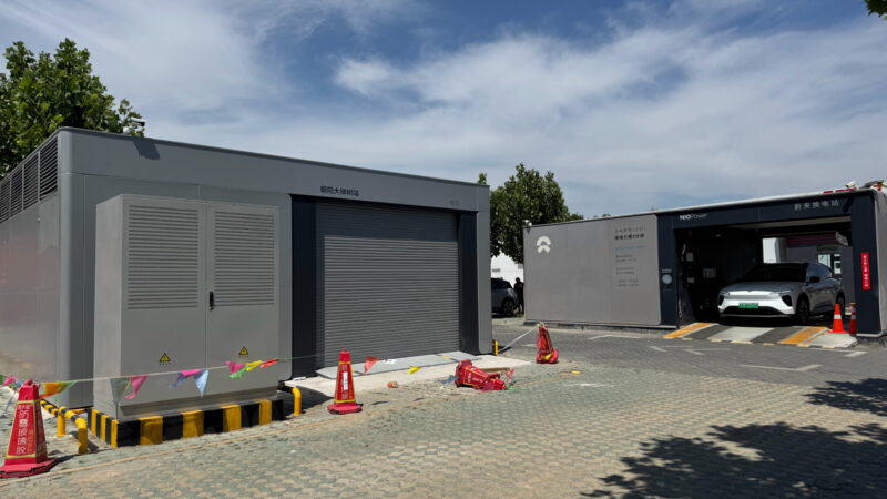 Non-operating CATL swap station next to Nio's station