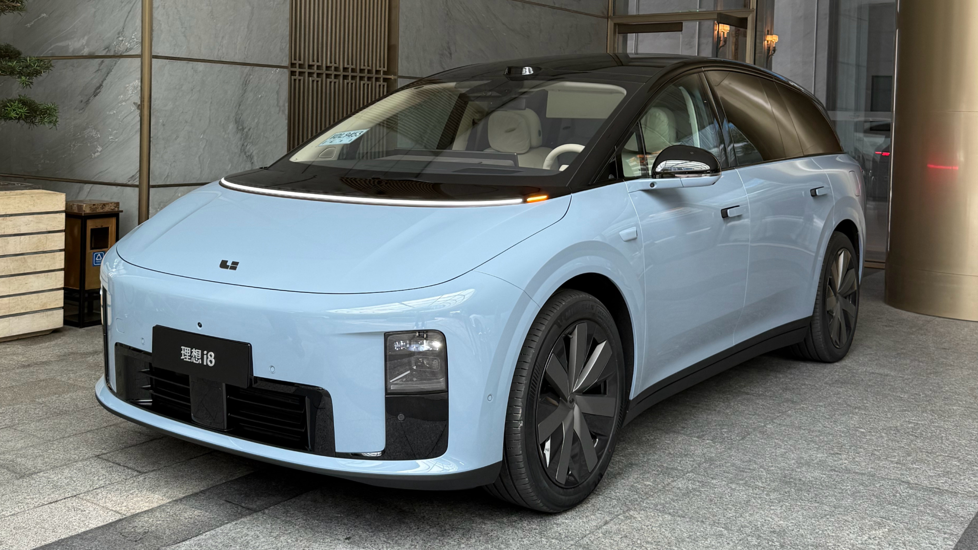 Li Auto i8 six-seater SUV started presales in China at 48,750 USD