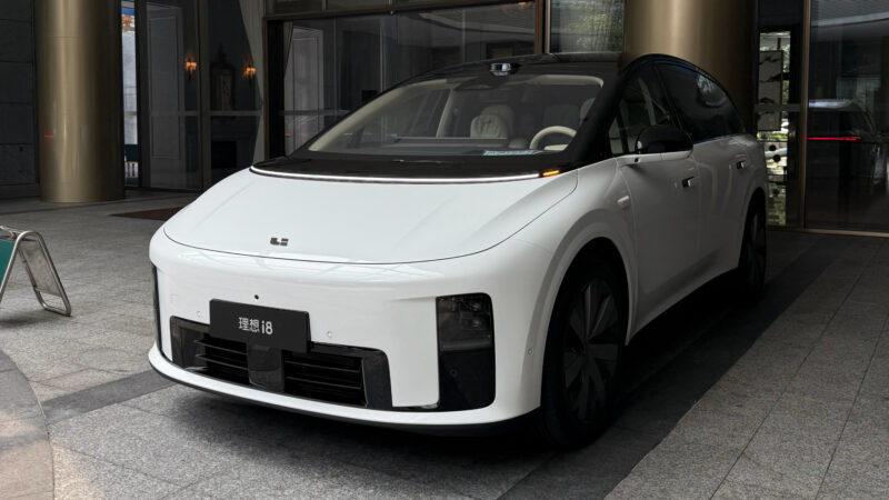 Li Auto i8 electric SUV started presales in China, priced at 48,750 USD