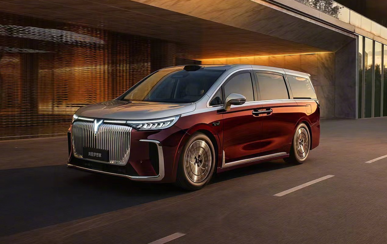 2026 Voyah Dream with tank turn and 5C charging starts pre-sale at 54,500 USD