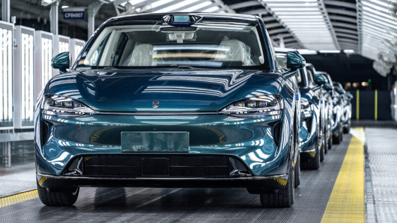 Updated Luxeed R7 fastback SUV from Chery rolled off the production line in China
