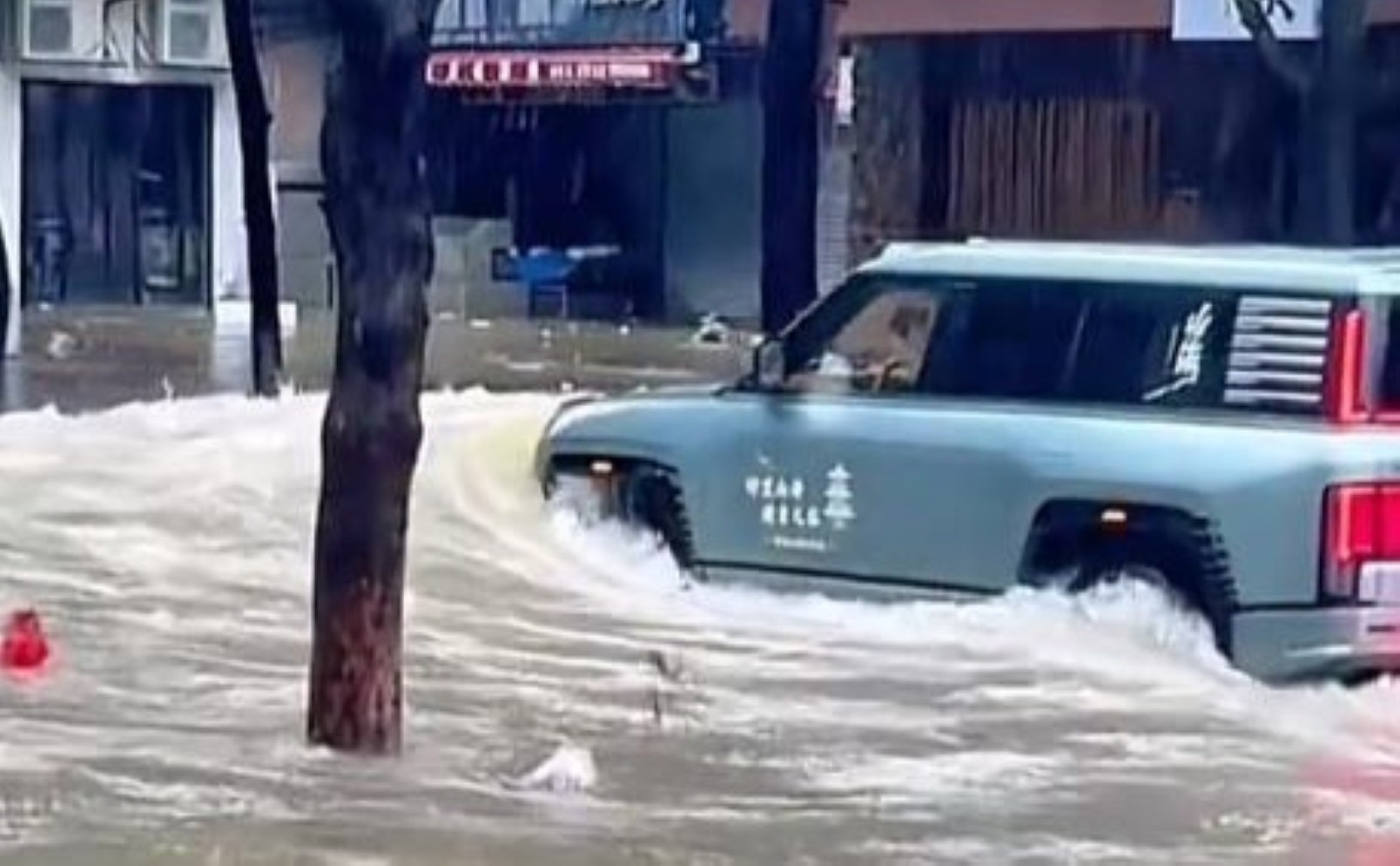 BYD Yangwang U8 causing havoc during Super Typhoon Ragasa flooding in China