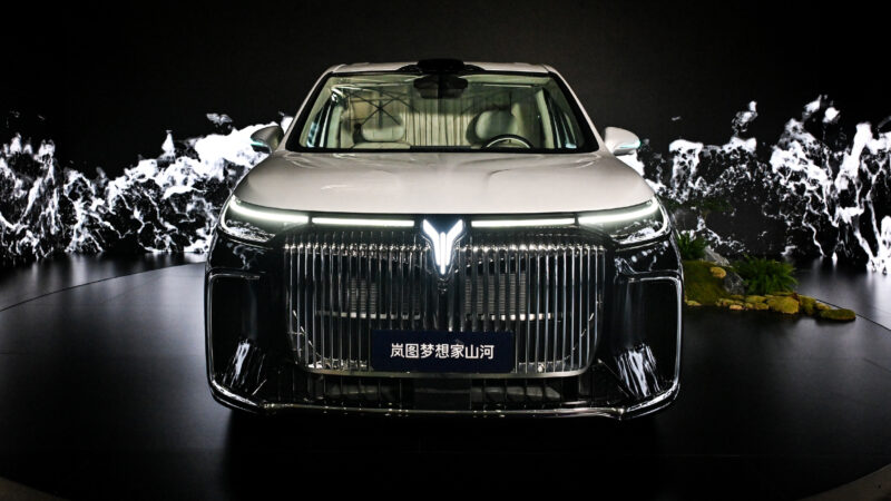 Voyah Dream 5.3-meter MPV with 350 km of EV range launched in China for 46,300 USD
