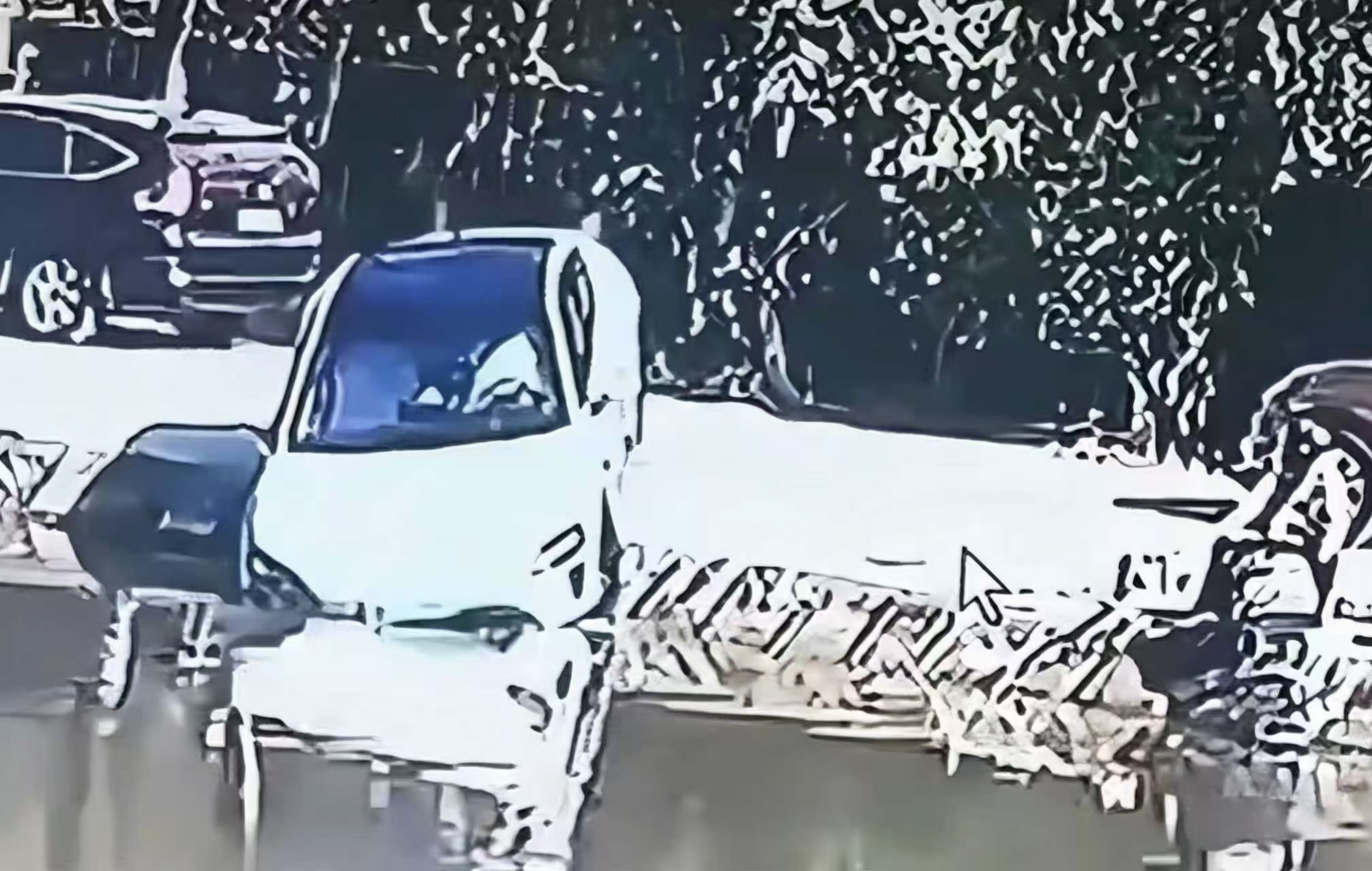 Xiaomi SU7’s front bumper takes a swim during autonomous parking