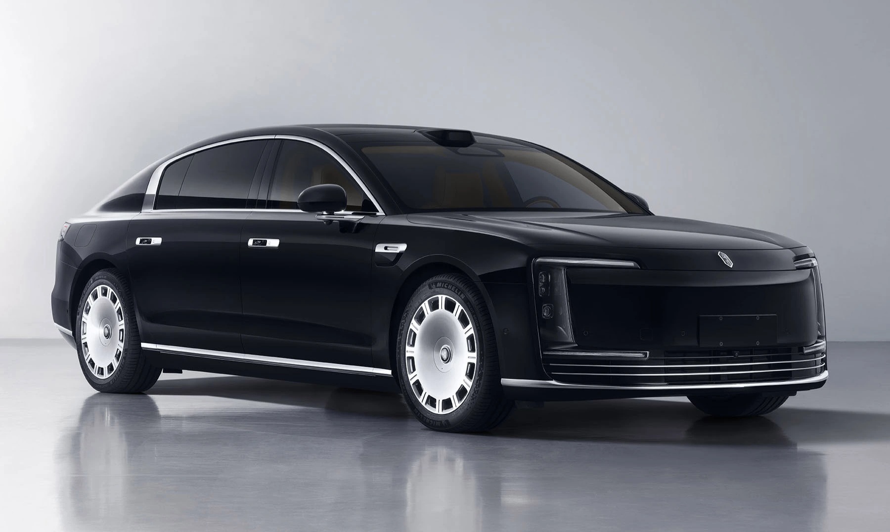 Huawei’s updated Maextro S800 luxury sedan features upgraded range extender with three motors