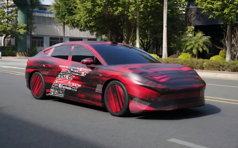 BYD Fang Cheng Bao «Mei 7» sedanında ön lidar və fastbek dizayn detalları görünür