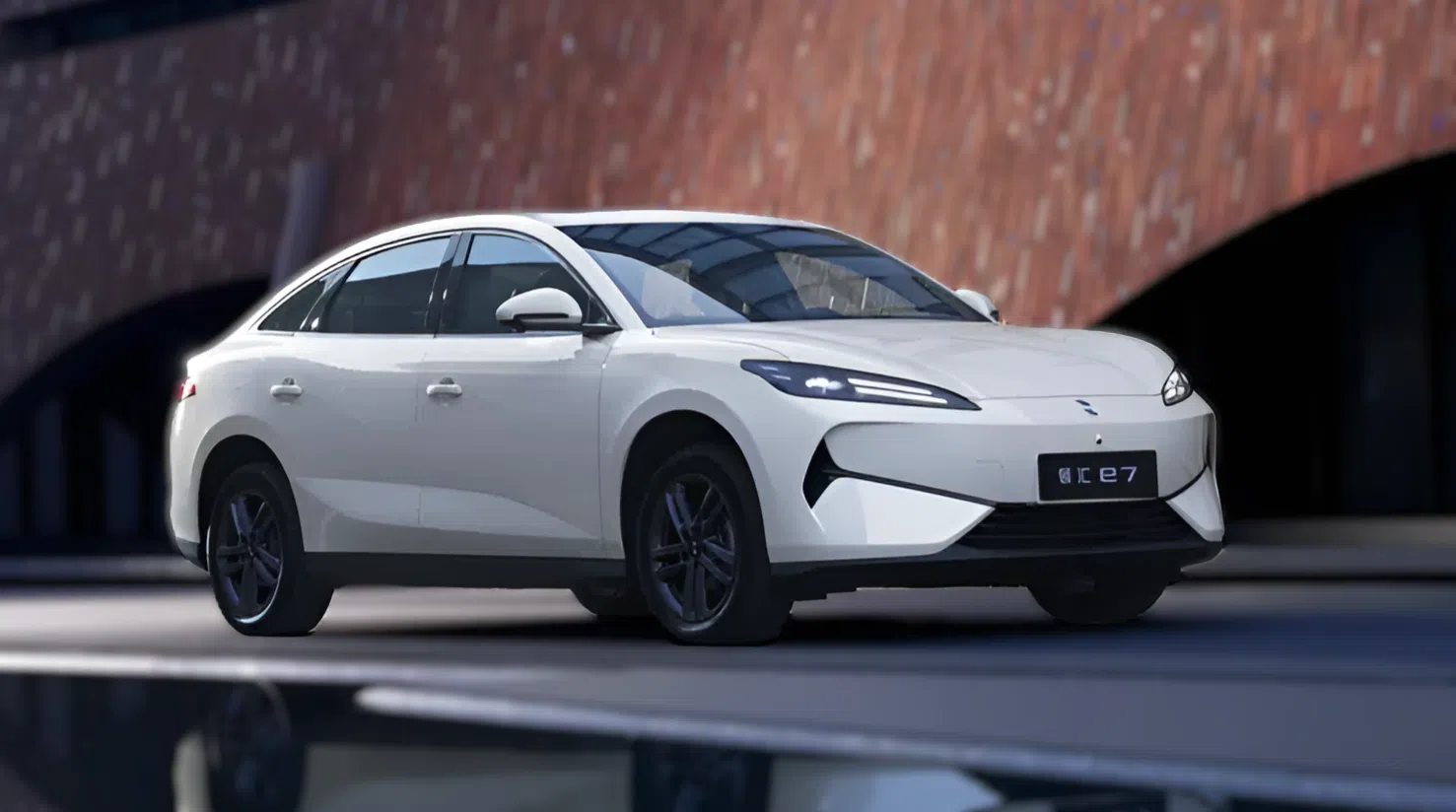 BYD offers one year free flash charging for Linghui e7 ride-hailing sedan