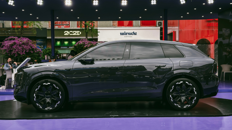 صورة جانبية كاملة لسيارة AUDI E7X الكهربائية بطول يقارب 5 أمتار وقاعدة عجلات طويلة