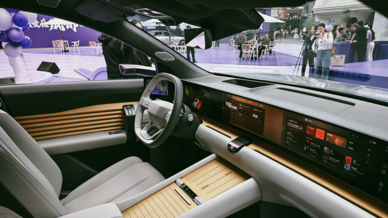 مقصورة AUDI E7X الكهربائية مع شاشة عريضة ممتدة وشحن لاسلكي وتصميم عصري