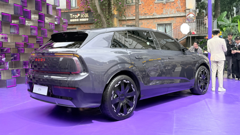 الجهة الخلفية لسيارة AUDI E7X الكهربائية مع شريط إضاءة ممتد وتصميم رياضي