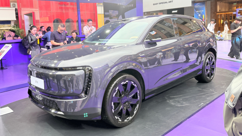 منظور ثلاثي أرباع لسيارة AUDI E7X الكهربائية يبرز شكل الكروس أوفر والجنوط الكبيرة