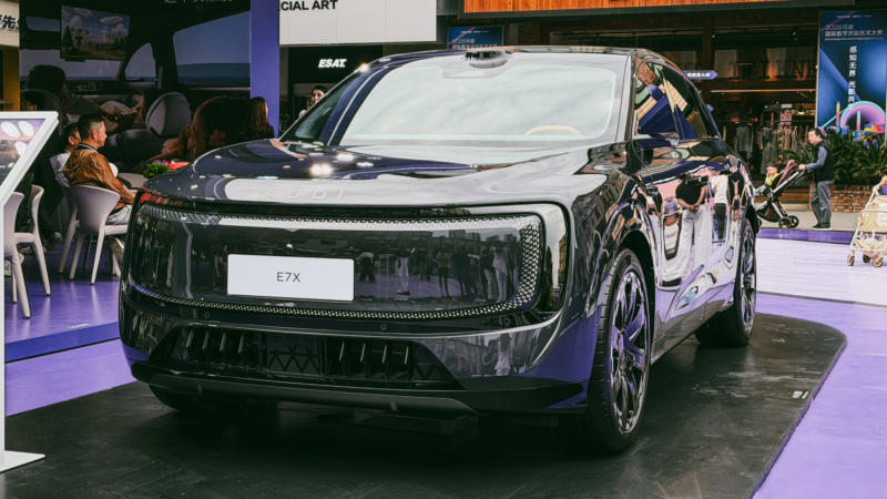 سيارة AUDI E7X الكهربائية من الأمام خلال عرض في الصين مع تصميم واجهة مغلقة وحساس LiDAR على السقف