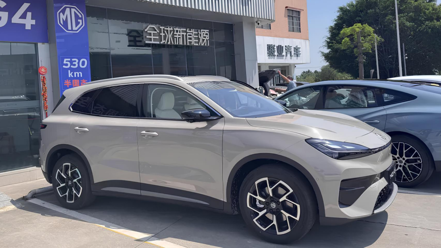 MG 4X electric SUV with liquid-solid battery reached dealers in China
