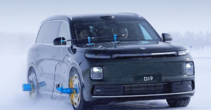 Leapmotor D19 conducting dual tire blowout test