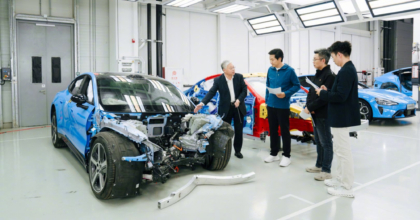 The new Xiaomi SU7 live teardown was held by Lei Jun in China